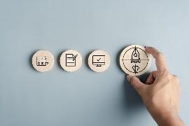 Hand mit runden Holzscheiben mit Symbolen