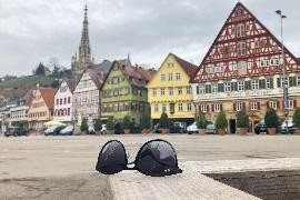 Eine vergessene Sonnenbrille am Esslinger Marktplatz.