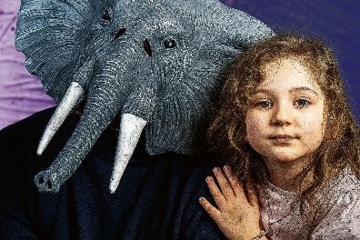 Kleines Mädchen mit Elefanten