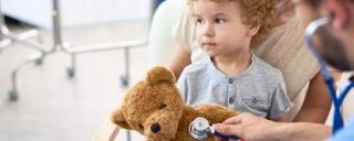 Kleiner Junge mit Teddybär, der von einem Arzt abgehört wird. ©seventyfour - stock.adobe.com