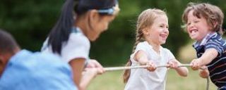 Kinder beim Tauziehen © Robert Kneschke/Fotolia